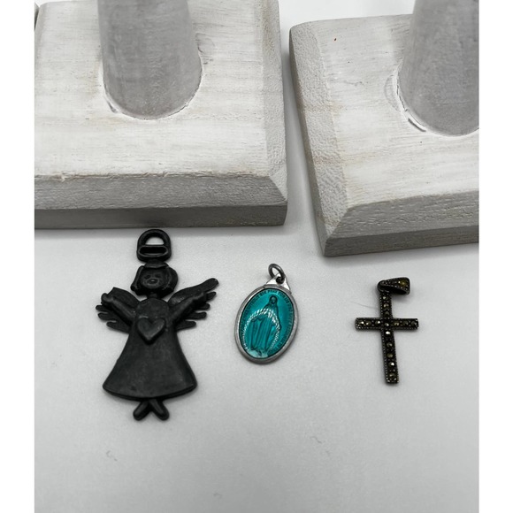 Religious Jewelry Pieces - 8 Piece Untested - 3 Rings and 6 Pendants/Charms - Picture 3 of 9